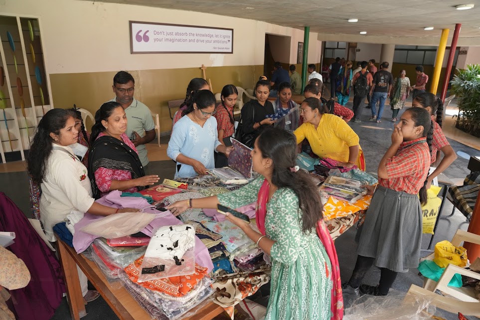 AVMA ખાતે દીપોત્સવની ઉત્સાહભેર ઉજવણી, ‘લર્ન ટુ અર્ન’ના પાઠ શીખતા વિદ્યાર્થીઓ