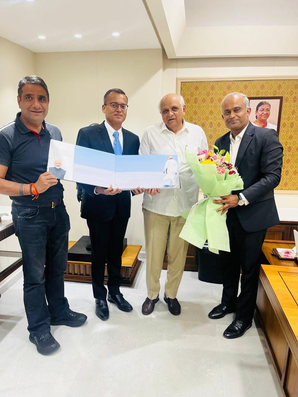 TVS મોટરએ ગુજરાત ટુરિઝમ સાથે ભાગીદારી બનાવીઃ મુખ્યપ્રધાનને સ્મૃતિ પુસ્તક ભેટ આપ્યું