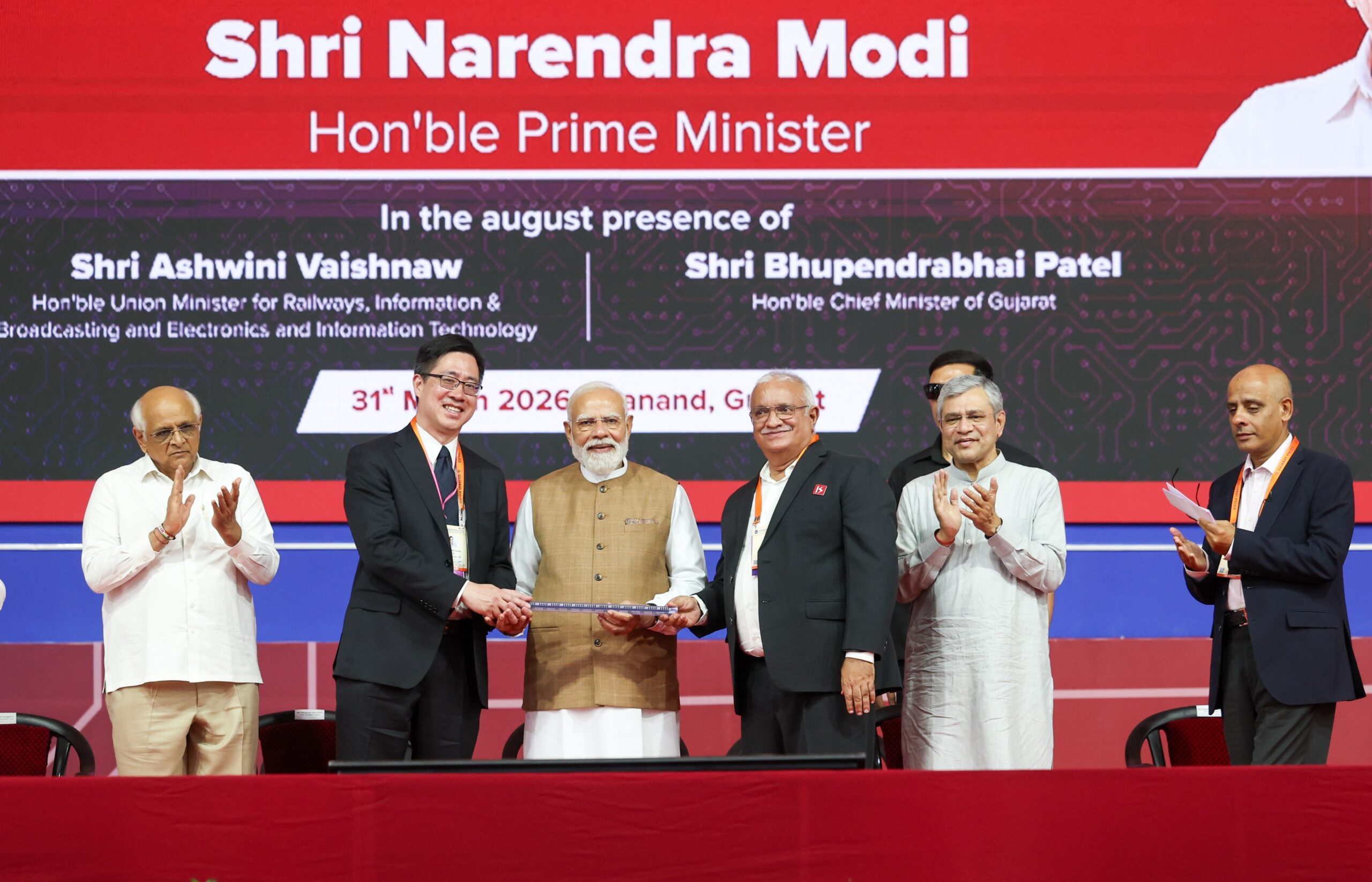 વડાપ્રધાન નરેન્દ્ર મોદીના હસ્તે સાણંદ ખાતે ₹૩૩૦૦ કરોડના ‘કેઇન્સ સેમિકોન’ OSAT પ્લાન્ટનો શુભારંભ