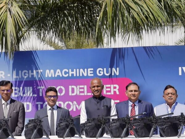 અદાણી ડિફેન્સે સ્વદેશી ઉત્પાદીત પ્રથમ લાઇટ મશીનગન ભારતીય સેનાને સુપ્રત કરી